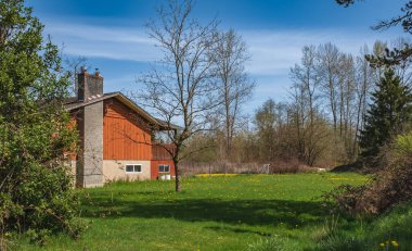 İngiliz Kolombiya 'sında yeşil çimlerin üzerinde güzel bir kır evi. Kırsal kesimde küçük bir ev, kırsal kesimde kır evi. Seyahat fotoğrafı, kimse yok.