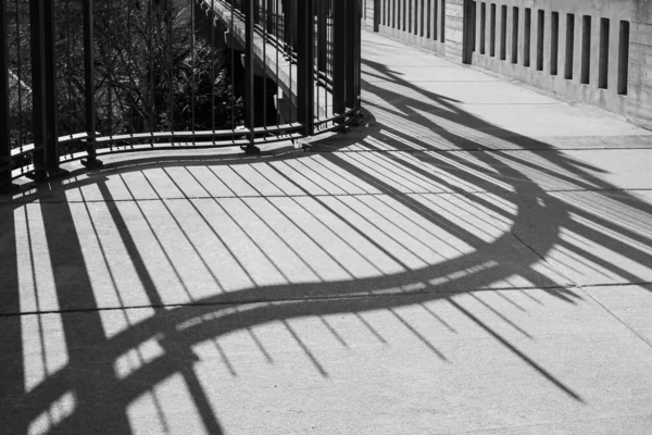 Korlát Árnyékban Hídon Híd Korlátja Árnyékot Vet Absztrakt Hídkorlát Árnyéka — Stock Fotó