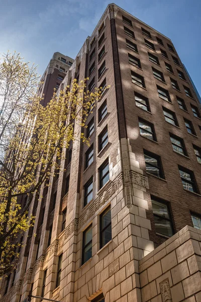 温哥华现代城市景区商务区高层写字楼和公寓楼 现代城市的抽象建筑 位于伯纳德街2 2023号的金融区海事大楼 — 图库照片
