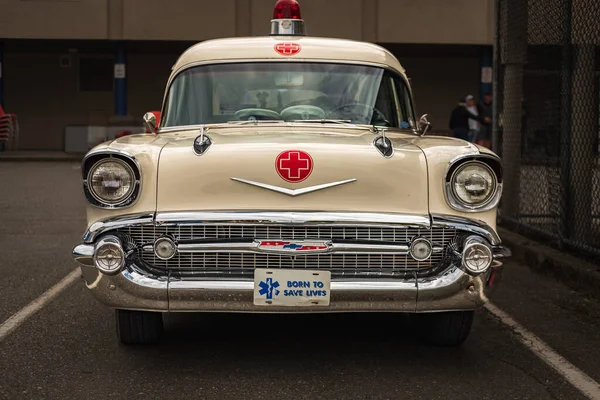 Oldtimer Oldtimer 1957 Chevy Ambulance Kombi Rettungsdienst Geparkt Auf Einer — Stockfoto