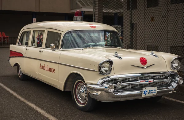 Oldtimer Oldtimer 1957 Chevy Ambulance Kombi Rettungsdienst Geparkt Auf Einer — Stockfoto
