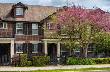 Yeni yerleşim yerleri cephesi. Surrey Kanada 'daki modern apartmanlar. İlkbaharda modern apartman kompleksi. Gayrimenkul geliştirme, satılık ev, konut piyasası kavramı