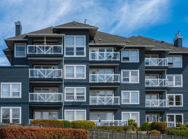 Yeni yerleşim yerleri cephesi. Richmond Kanada 'daki modern apartmanlar. İlkbaharda modern apartman kompleksi. Gayrimenkul geliştirme, satılık ev, konut piyasası kavramı