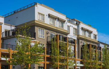 Yeni yerleşim yerleri cephesi. Richmond Kanada 'daki modern apartmanlar. Yazın modern apartman kompleksi. Gayrimenkul geliştirme, satılık ev, konut piyasası kavramı