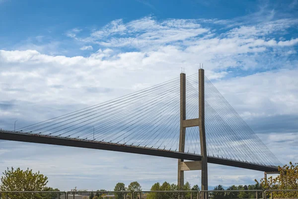 Mavi gökyüzüne karşı modern köprü direği. Çok açıklıklı kablolu köprünün ayrıntıları. BC 'de Alex Fraser Köprüsü' nün beyaz kablo destekli süspansiyonunun doğrusal perspektif görüntüsü. Hiç kimse, seçici odaklanma