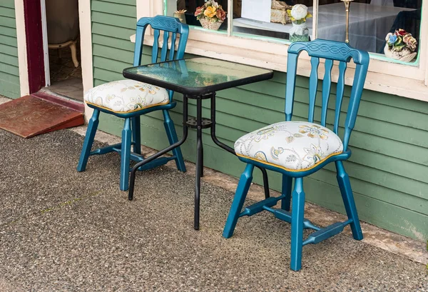 Mesa Livre Duas Cadeiras Perto Parede Café Pequeno Café Exterior — Fotografia de Stock