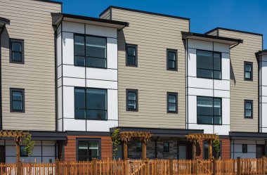 Yeni yerleşim yerleri cephesi. Surrey Kanada 'daki modern apartmanlar. İlkbaharda modern apartman kompleksi. Gayrimenkul geliştirme, satılık ev, konut piyasası kavramı