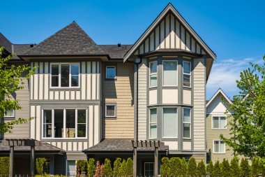 Yeni yerleşim yerleri cephesi. Vancouver Canada 'daki modern apartmanlar. Yazın modern apartman kompleksi. Gayrimenkul geliştirme, satılık ev, konut piyasası kavramı.