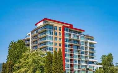 Yeni yerleşim yerleri cephesi. Vancouver Canada 'daki modern apartmanlar. Yazın modern apartman kompleksi. Gayrimenkul geliştirme, satılık ev, konut piyasası kavramı.