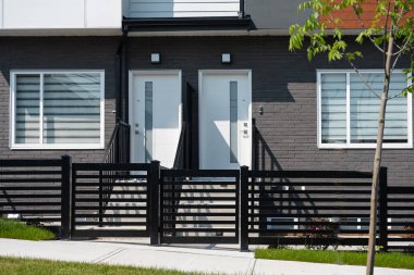 Modern apartman girişi. İngiliz Kolumbiyası 'nda modern bir banliyö evinin tipik dış görünüşü. Kasaba binasının ön kapısı ve verandası. Sokak fotoğrafı, kimse yok.