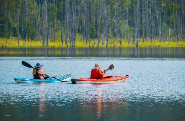 一个成熟男子在湖中划船的户外射击 在阳光灿烂的日子里 朋友们在河边划船 从后视镜看湖上的独木舟 游览加拿大不列颠哥伦比亚省Whonnock湖的游客皮划艇工 — 图库照片