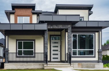 Güneşli bir günde gayrimenkul paravanı. Büyük özel yapım lüks ev. Vancouver Canada 'nın banliyölerinde yeni bir ev eğlencesi. Bahçeli güzel bir ev.