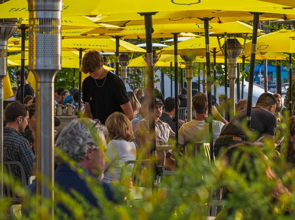Restaurante Street Bar Livre Pessoas Estão Almoçando Restaurante Terraço Relaxando — Fotografia de Stock