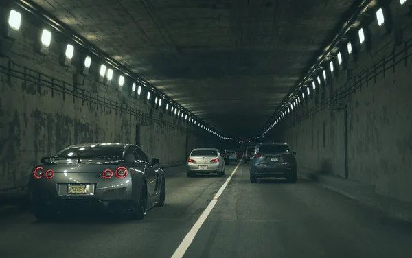 자동차는 시야의 터널을 통과하고 있습니다 운전용 교통량 터널의 내부입니다 선택적 — 스톡 사진