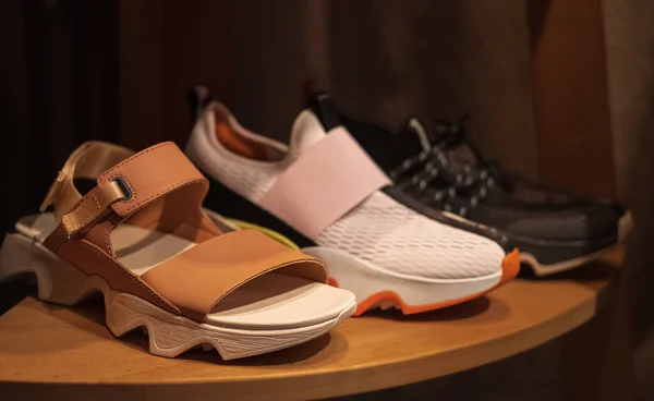 Rak Dengan Sepatu Santai Toko Bergaya Sepatu Pria Dan Wanita — Stok Foto
