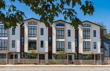 Vancouver BC 'deki yeni modern apartman binaları. Güneşli yaz gününde Kanada modern konut mimarisi. Hiç kimse, Vancouver BC 'deki sokak fotoğrafı. Gayrimenkul geliştirme, satılık ev, konut piyasası