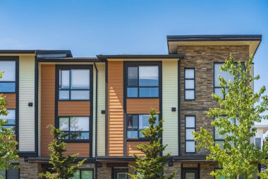 Vancouver BC 'deki yeni modern apartman binaları. Güneşli yaz gününde Kanada modern konut mimarisi. Hiç kimse, Vancouver BC 'deki sokak fotoğrafı. Gayrimenkul geliştirme, satılık ev, konut piyasası
