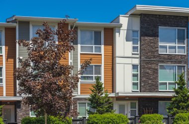 Vancouver BC 'deki yeni modern apartman binaları. Güneşli yaz gününde Kanada modern konut mimarisi. Hiç kimse, Vancouver BC 'deki sokak fotoğrafı. Gayrimenkul geliştirme, satılık ev, konut piyasası