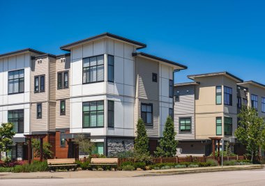 Vancouver BC 'deki yeni modern apartman binaları. Güneşli yaz gününde Kanada modern konut mimarisi. Hiç kimse, Vancouver BC 'deki sokak fotoğrafı. Gayrimenkul geliştirme, satılık ev, konut piyasası