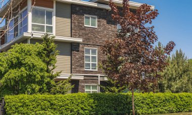 Vancouver BC 'deki yeni modern apartman binaları. Güneşli yaz gününde Kanada modern konut mimarisi. Hiç kimse, Vancouver BC 'deki sokak fotoğrafı. Gayrimenkul geliştirme, satılık ev, konut piyasası