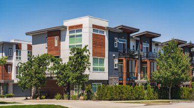 Vancouver BC 'deki yeni modern apartman binaları. Güneşli yaz gününde Kanada modern konut mimarisi. Hiç kimse, Vancouver BC 'deki sokak fotoğrafı. Gayrimenkul geliştirme, satılık ev, konut piyasası