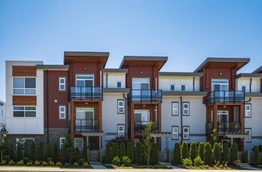 Vancouver BC 'deki yeni modern apartman binaları. Güneşli yaz gününde Kanada modern konut mimarisi. Hiç kimse, Vancouver BC 'deki sokak fotoğrafı. Gayrimenkul geliştirme, satılık ev, konut piyasası