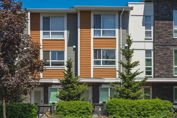 Vancouver BC 'deki yeni modern apartman binaları. Güneşli yaz gününde Kanada modern konut mimarisi. Hiç kimse, Vancouver BC 'deki sokak fotoğrafı. Gayrimenkul geliştirme, satılık ev, konut piyasası