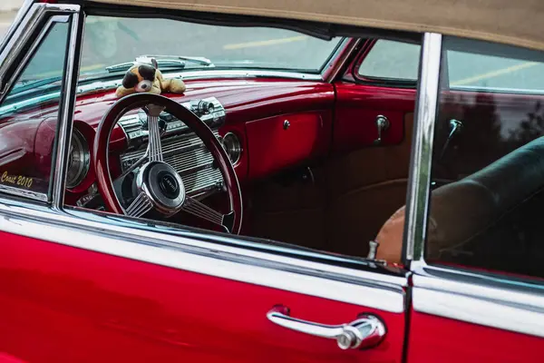 老式红色轿车 配有方向盘和驾驶舱 复古风格的旧式经典汽车惯性图像 2023年4月30日 加拿大温哥华 — 图库照片