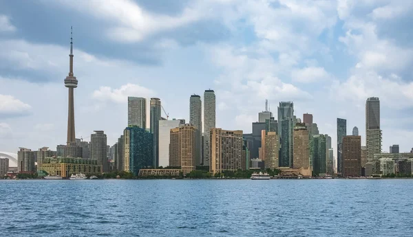 Toronto City Skyline, Ontario, Kanada. Güzel Toronto 'nun göl üzerindeki silueti. Seyahat fotoğrafı, metin için kopyalama alanı, hiç kimse