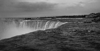 Niagara Şelalesi manzarası, Ontario, Kanada. Yaz boyunca su düşer. Niagara Şelalesi 'ni izleyen bir turist. Seyahat fotoğrafı, hiç kimse, metin için alanı kopyalayın.