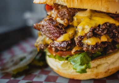 Masada abur cubur var. Hızlı karbonhidratlar sağlık, kalp ve cilt için iyi değildir. Sağlıksız trans yağda kızartılmış yemek. Yağlı, sağlıksız yiyecekler. kopyalama alanı, seçici odak.