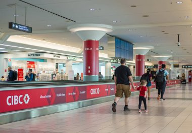 Toronto Pearson Uluslararası Havalimanı 'nın içindeki Terminal, Kanada' nın en büyük ve en işlek havalimanı ve Air Canada AC için bir merkez. 17 Haziran 2023 tarihli havalimanı içinde çağdaş mimari