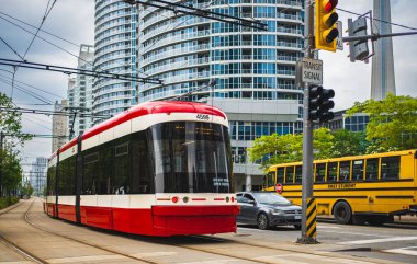 Toronto eğlence bölgesinde yeni TTC Bombardıman Arabası sokak manzarası. Toronto Kanada sokaklarında yeni Toronto Transit Commision tramvayı. Şehir ulaşımı tramvayı - 16 Haziran 2023