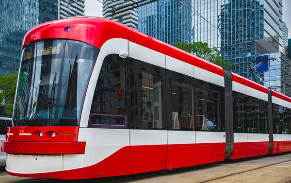 Toronto 'nun eğlence bölgesinde yeni TTC Bombardıman Arabasının sokak manzarası. Toronto caddelerinde yeni Toronto Transit Commision tramvayı. Şehir ulaşımı tramvayı