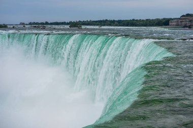 Niagara Şelalesi manzarası, Ontario, Kanada. Yaz boyunca su düşer. Bulutlu bir günde Niagra Şelalesi. Seyahat fotoğrafı, kimse yok.
