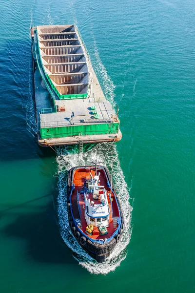 拖船拖驳船与货物通过水路 从空中看 一艘拖船在不列颠哥伦比亚省温哥华港拉空驳船 2023年3月23日 旅游照片 航运业概念 — 图库照片