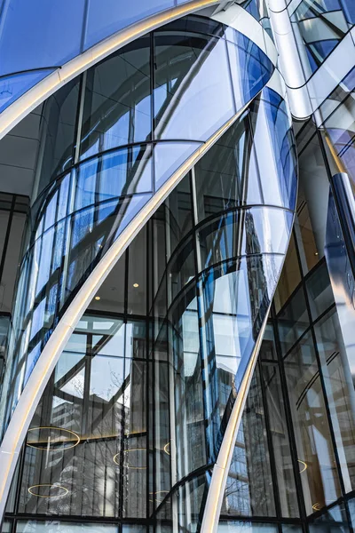 商业区的现代摩天大楼 蓝色高层商业大楼的玻璃外层摩天大楼的广角抽象视图 成功的工业建筑和办公大楼 — 图库照片