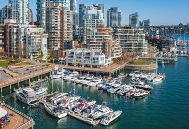 Vancouver, Kanada 'da güneşli bir günde False Creek' in panoramik hava görüntüsü. Granville Adası yakınlarındaki False Creek marinasındaki Balıkçı İskelesi iskelesinde tekne ve yatlar. Seyahat fotoğrafı - 22 Mart 2023