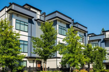 Vancouver BC 'deki yeni modern apartman binaları. Güneşli yaz gününde Kanada modern konut mimarisi. Hiç kimse, Vancouver BC 'deki sokak fotoğrafı. Gayrimenkul geliştirme, satılık ev, konut piyasası