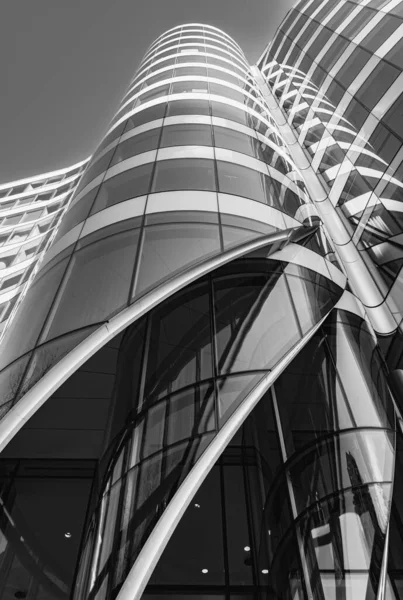 商业区的现代摩天大楼 高层商业大楼的玻璃外层摩天大楼的广角抽象视图 成功的工业建筑和办公大楼 — 图库照片