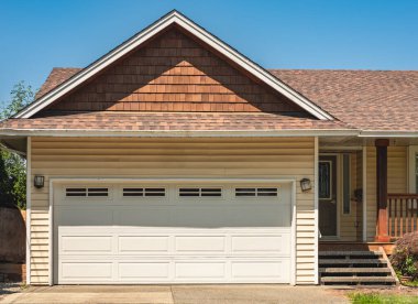 Vancouver, Kanada 'da garaj kapısı. Lüks evdeki garaj kapısı. Sokak fotoğrafı, hiç kimse, seçici odak