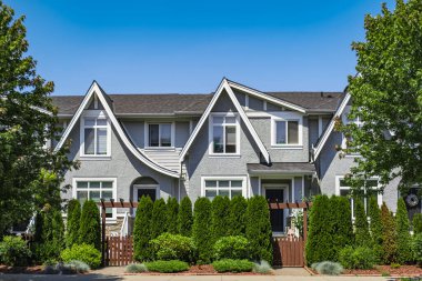 Mükemmel bir mahalle. Kuzey Amerika 'nın Baharı' ndaki banliyöde evler. Gayrimenkul Dış Cephe Evleri. Bahçesi güzel döşenmiş büyük gümrük evleri. Çatı kiremitleri evin üstünde.