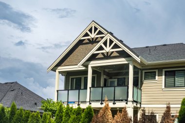 Yeni yerleşim yerleri cephesi. Pencereleri olan modern binaların tepesi. Gayrimenkul Exterior.Modern apartman kompleksi. Gayrimenkul geliştirme kavramı, satılık ev, konut piyasası.