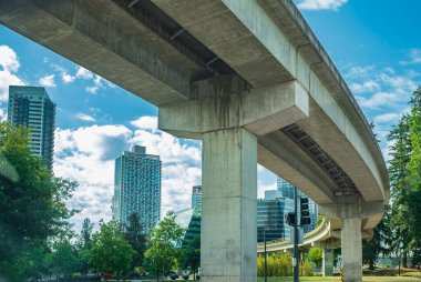 Vancouver-Surrey BC 'de kentsel toplu taşıma sisteminin yükseltilmiş demiryolu. Transliink hızlı toplu taşıma hizmeti sağlıyor. Seyahat fotoğrafı, kimse yok.