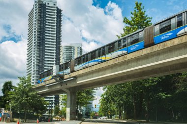 Büyük Vancouver 'daki Surrey Merkez, BC Kanada. Surrey 'deki King George Bulvarı' nda kentsel toplu taşıma sisteminin yükseltilmiş demiryolu. Transliink, hızlı toplu taşıma hizmeti sunar - 26 Temmuz 2023