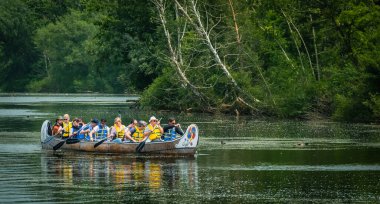 Grup Toronto Adaları 'ndaki Long Pond' da kürek çekiyor. Turistler nehir kıyısında kanoda kürek çekiyor. Heyecanlı arkadaşlar tatilde kürek çekiyor ve kayak yapıyor. 16 Haziran 2023