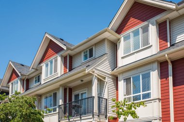 Vancouver Canada 'da güneşli bir yaz gününde bir evin ya da dairenin tepesinde. Yeni yerleşim yerleri cephesi. Modern apartman kompleksi. Gayrimenkul geliştirme kavramı, konut piyasası.