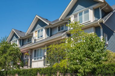 Vancouver Canada 'da güneşli bir yaz gününde bir evin ya da dairenin tepesinde. Yeni yerleşim yerleri cephesi. Modern apartman kompleksi. Gayrimenkul geliştirme kavramı, konut piyasası.