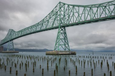 Astoria Oregon 'daki köprü, Columbia Nehri üzerinden Washington' a geçiyor. Columbia Nehri üzerindeki 4.2 mil uzunluğundaki Astoria Megler köprüsü Kolombiya Nehri 'nin girişine yakın. Seyahat fotoğrafı, kopyalama uzayı