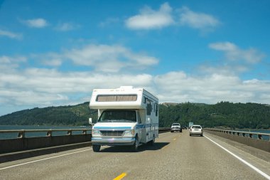 Karavan karavanı gezisi. Seyahat macerası yaşayan insanlar. Kiralık araba karavanındaki turistler. Kamp minibüsüyle yolculuk. Karavan karavanıyla dünyayı keşfetmek. Yurda giden aile kamyonu.